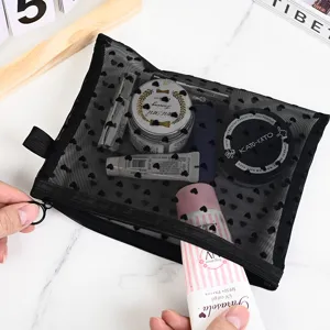 Schwarze Kosmetiktasche aus Netz mit Herzmuster für Reiseutensilien und Make-up-Produkte.