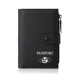 Un elegante porta passaporto in pelle nera con chiusura a scatto e logo del globo
