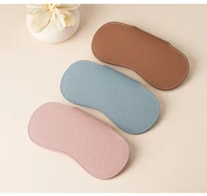 Dettaglio di custodie per occhiali in pelle premium nei colori rosa blu e marrone