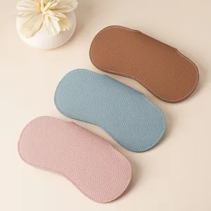 Set di tre custodie per occhiali in vera pelle morbida nei colori marrone, blu e rosa.