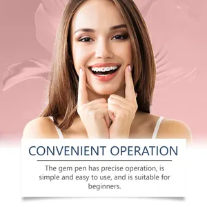 Primer plano de modelo sonriendo con gemas dentales de cristal, destacando su uso conveniente.