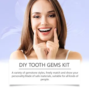 Detalle de gemas dentales DIY en los dientes para una sonrisa brillante y decorada.