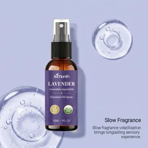 Primer plano profesional de spray de aceite esencial de lavanda con gotas de agua claras