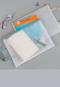 Detailweergave van Morandi A4 mesh mappen met notitieboekjes en kantoorartikelen