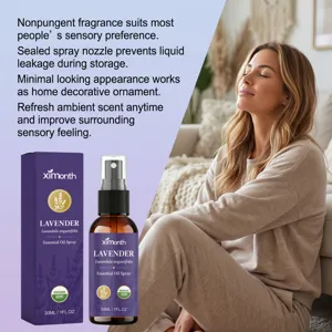 Imagen de estilo de vida del spray de aceite esencial de lavanda XIMONTH con una mujer en casa.