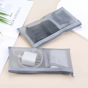 Draagbare grijze mesh opbergtas voor oplaadkabels en elektronische accessoires