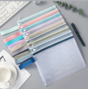 Detail van veelkleurige mesh opbergtasjes met rits voor schrijfwaren en documenten.