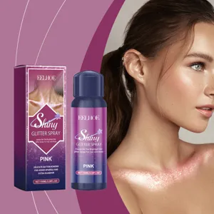 Vista dettagliata dell'effetto dello spray glitter rosa sulla clavicola e sulla pelle della modella