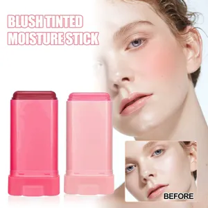 Primer plano de barras de colorete rosa con modelo mostrando efecto teñido natural