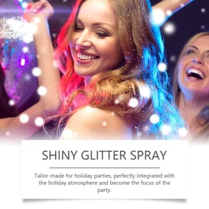 Dettaglio dell'effetto spray glitterato brillante su capelli e pelle per le feste