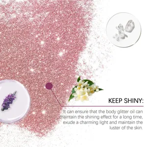 Vista macro dettagliata che mostra la texture rosa glitterata dell'olio per il corpo