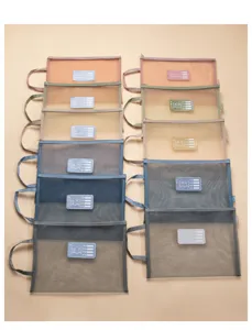 Vielzahl von Nylon-Netztaschen in sanften Farben mit Etiketten zur Fachklassifizierung