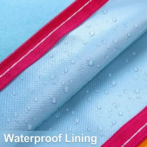 Gros plan sur le tissu imperméable bleu du sac à documents avec fermeture rose