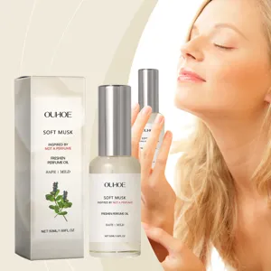 Soft Musk parfumolie 50ml fles met model die geniet van de frisse langdurige geur
