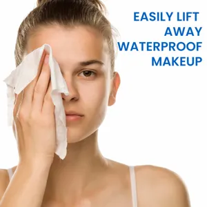 Nahaufnahme eines sanften Reinigungstuchs, das wasserfestes Augen-Make-up effektiv entfernt