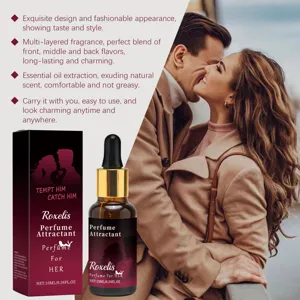 Vue détaillée du flacon de parfum Roxelis avec fond de style de vie de couple romantique