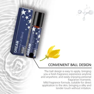 Vue détaillée d'huile essentielle roll-on portable aux notes de parfum d'ylang-ylang.