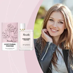 Détail en gros plan du flacon de parfum floral Roxelis et de son emballage rose