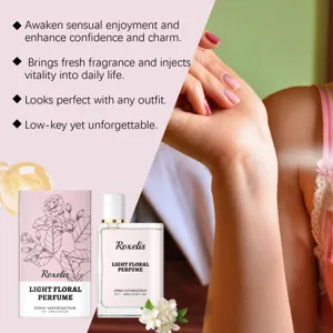 Détail du parfum Roxelis Light Floral montrant le flacon et l'application sur le poignet