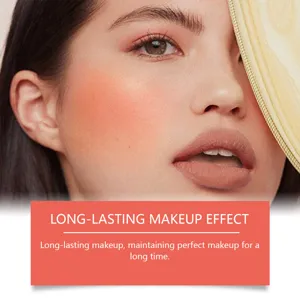 Primer plano del efecto de maquillaje de rubor naranja de larga duración