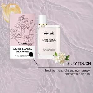 Détail du flacon de parfum Roxelis et de sa boîte rose avec illustration florale élégante