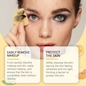 Vista dettagliata di una donna che usa il gel detergente alla curcuma per struccarsi