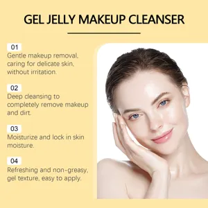 Modello che mostra i benefici detergenti e idratanti del gel detergente viso delicato.