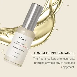 OUHOE Soft Musk Parfümolie 50ml fles met gouden aromatische swirl achtergrond.