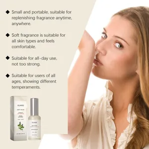 Detailweergave van OUHOE Soft Musk parfumoliefles met model dat geur aanbrengt op haar pols