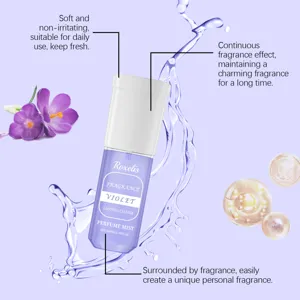 Detailopname van 100ml Roxelis violet parfumnevel met vers waterspateffect en bloemen