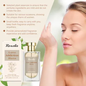 Vista macro detallada del frasco de perfume Roxelis y la escena del modelo femenino