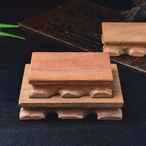 Basi rettangolari in legno massiccio impilate per l'esposizione di cristalli e pietre.