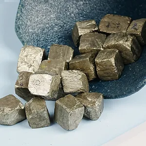Detailansicht natürlicher kubischer Pyritkristalle mit metallischem Goldglanz und Textur.