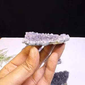 Vista dettagliata di una fetta di grappolo di cristallo di ametista naturale