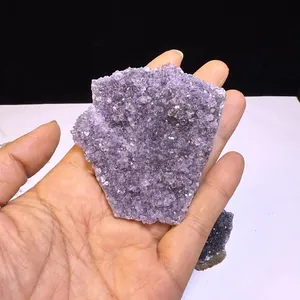 Primo piano di un ammasso di cristalli di ametista naturale dell'Uruguay grezza