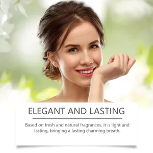 Κομψή γυναίκα που μυρίζει τον καρπό της, φρέσκο και διαρκές άρωμα άνθους πορτοκαλιάς