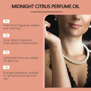 Elegante vrouw met parels en Midnight Citrus bloemige parfumolie-mist