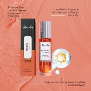 Midnight Citrus rollerball parfumolie met verpakking op perzik water achtergrond