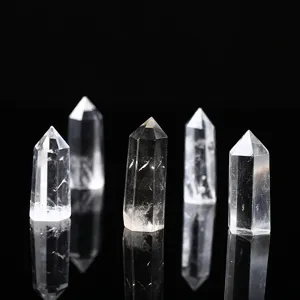 Nahaufnahme von natürlichen Bergkristall-Spitzen auf schwarzem Reflektor