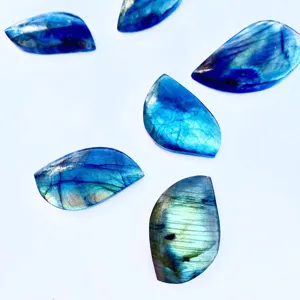 Nahaufnahme von natürlichen blau leuchtenden Labradorit-Anhängern in Blatt- und Tropfenform