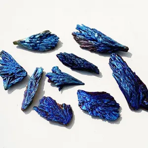 Nahaufnahme von pfauenblauen galvanisierten Turmalin-Kristallgruppen auf Weiß