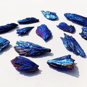 Nahaufnahme von galvanisierten pfauenblauen Flammenfeder-Schwarzturmalin-Kristallclustern.