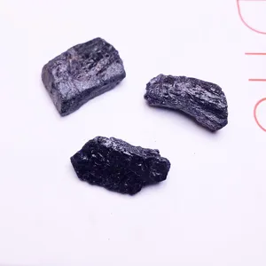 Detaillierte Makroansicht von drei dunkelvioletten unregelmäßigen Naturkristallen auf Weiß