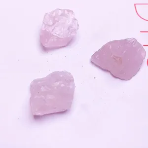 Detailansicht von drei unregelmäßigen natürlichen rosa Rosenquarz-Rohkristallsteinen für DIY