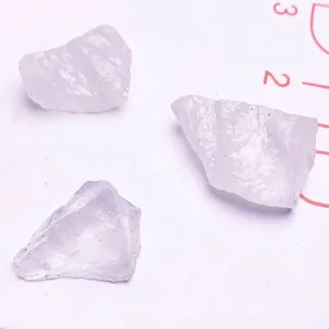 Makrodetail von unregelmäßigen natürlichen klaren Quarzrohsteinen für DIY-Schmuck