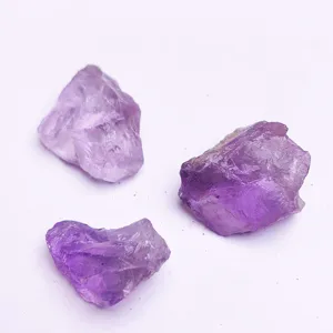Detailaufnahme von natürlichen Amethyst-Kristallen mit roher Textur