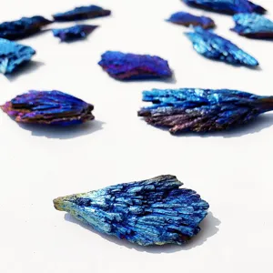Natürliche schwarze Turmalin-Kristallcluster mit pfauenblau galvanisierter Flammenfeder-Optik