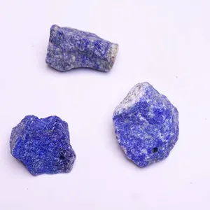 Nahaufnahme von natürlichen Lapislazuli-Rohsteinen mit Bohrungen für DIY-Schmuck