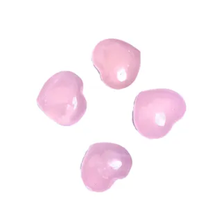 Quatre pierres de quartz rose naturel polies en forme de cœur pour les cristaux