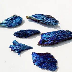 Pfauenblaue galvanisierte schwarze Turmalin-Mineralien in dekorativer Flammenfederform